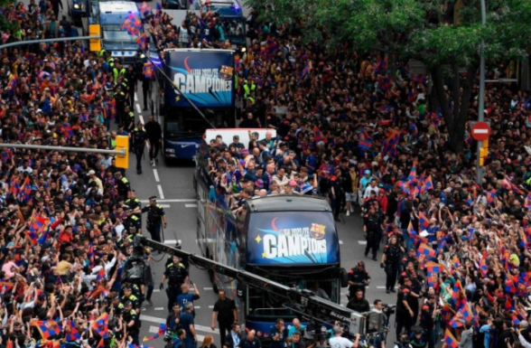 Чемпионский парад «Барселоны» посетили более 70 тысяч болельщиков (видео)
